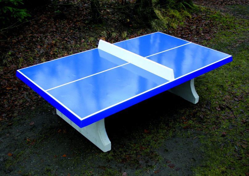 Betonnen pingpongtafel in de kleur blauw