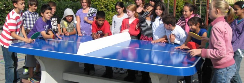 Blauwe pingpongtafel met afgeronde hoek met spelende kinderen