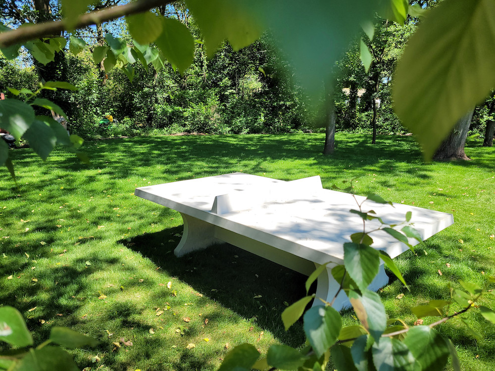 betonnen tafeltennistafel in de tuin van Enzo Knol