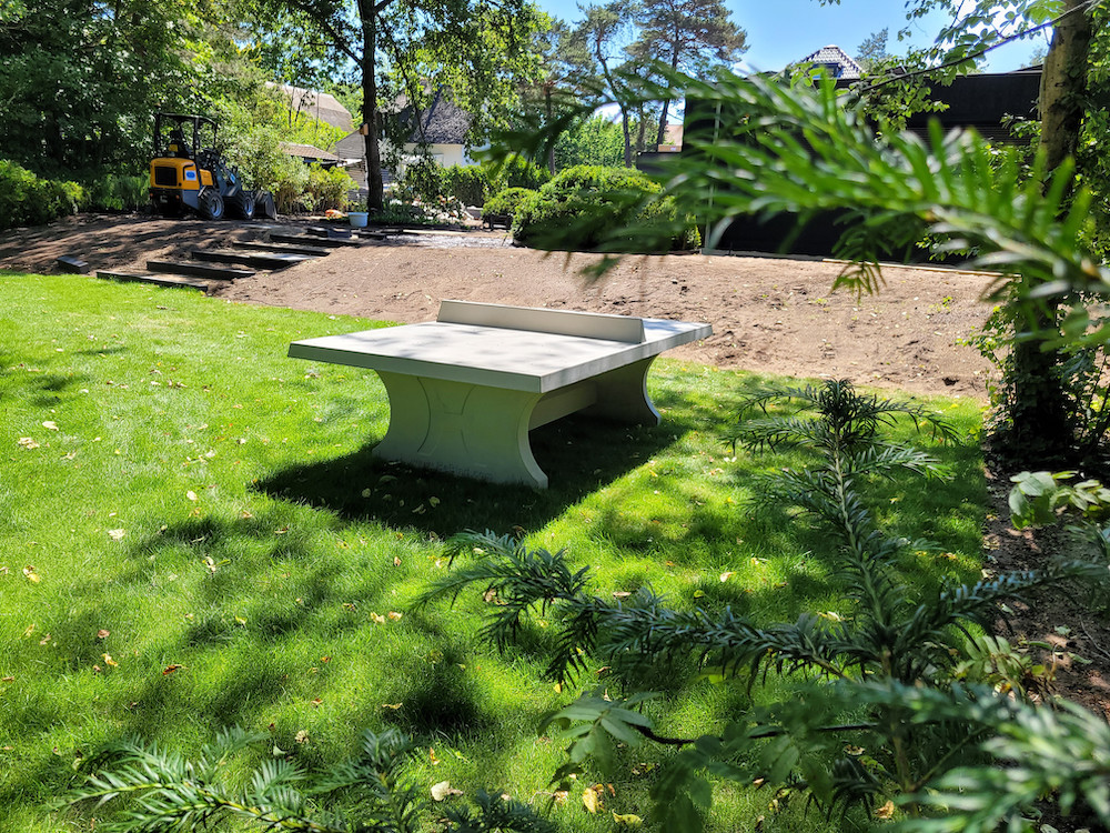 tafeltennistafel beton geplaatst in tuin van Enzo Knol door HeBlad
