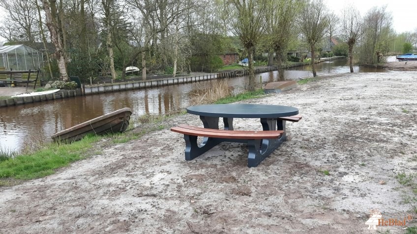 Bij de vijver aan de linkerzijde van de weg tegenover onderstaand adres uit Ryptsjerk