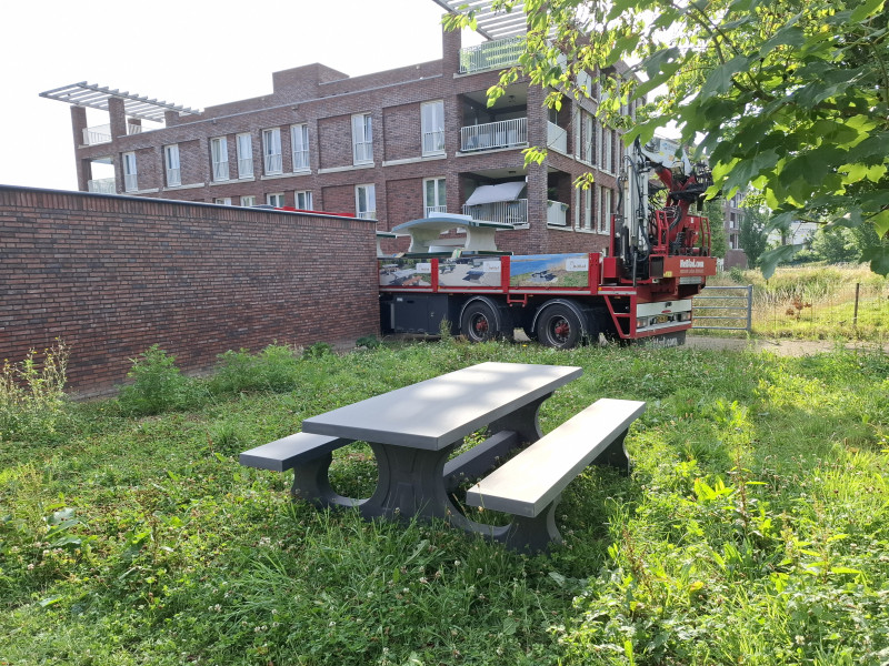 achter het kleine gebouwtje achter de parkeerplaats op het gras uit Margraten