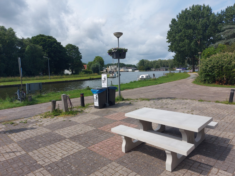 Korte Stammerdijk 27 (picknickbank plaatsen aan de voorzijde van sanitairgebouw) uit Weesp