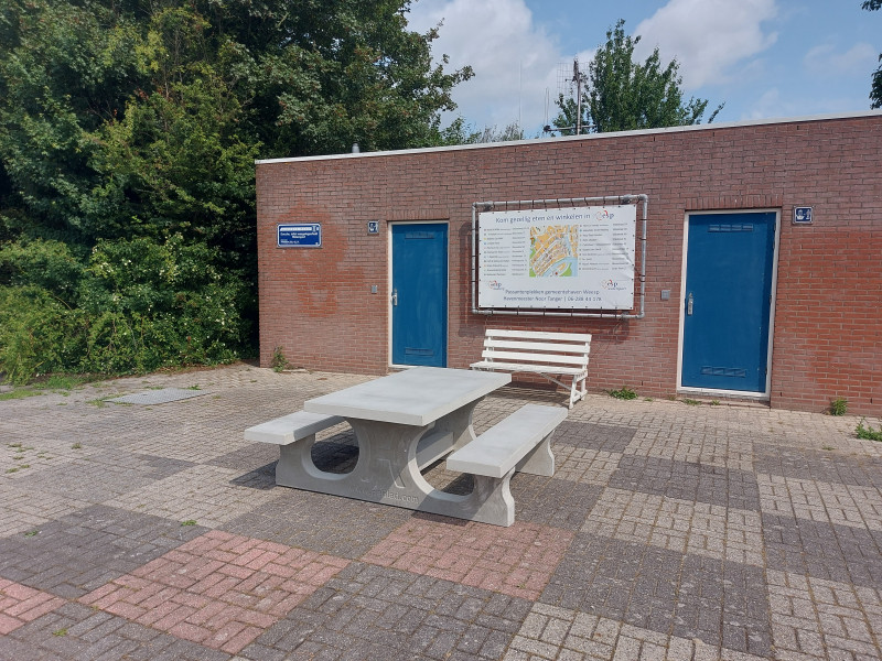 Korte Stammerdijk 27 (picknickbank plaatsen aan de voorzijde van sanitairgebouw) uit Weesp