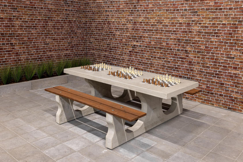 betonnen speltafel met 3 schaakspellen