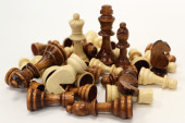 Set van 32 schaakstukken. 2 x 16 stukken in kleuren wit en bruin.
