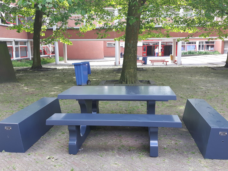 Antraciet gelakte picknicktafel in  combinatie met banken