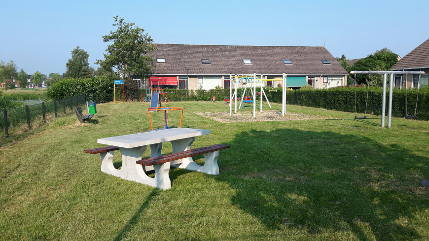 Picknicktafel op gras