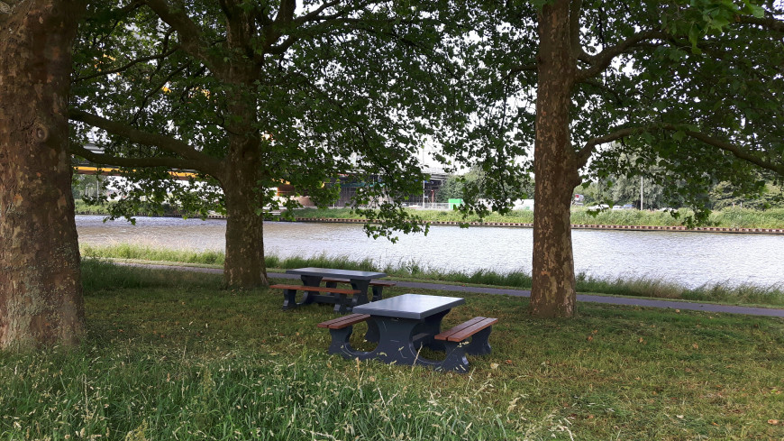 Picknicktafel in openbare ruimte