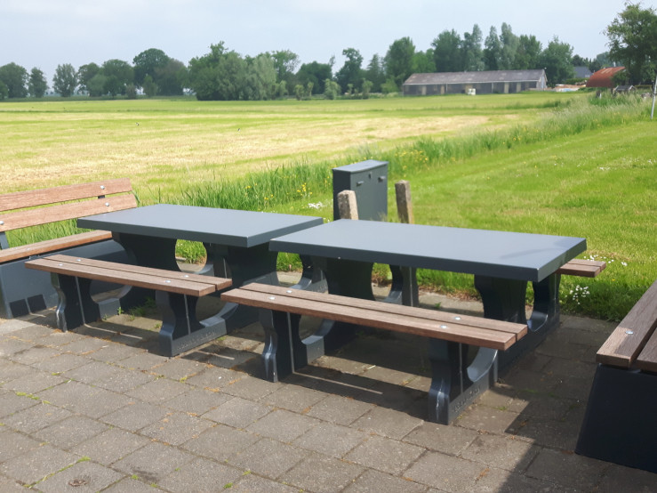 Heerlijk in de buitenlucht, even uitrusten bij een picknicktafel van HeBlad