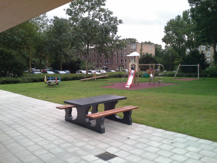 Picknicktafel op het plein