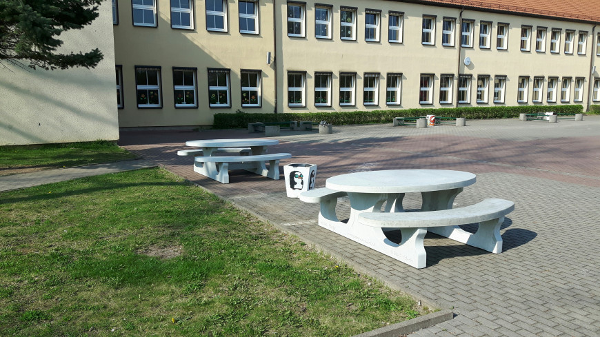 Ovale picknicktafel op het schoolplein