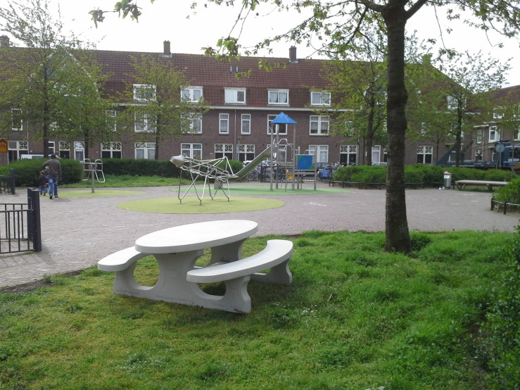 Mooie ovale vormgegeven picknickset van beton