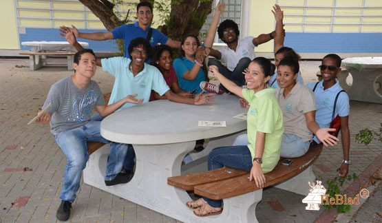 Scholieren op Curacao happy met HeBlad ovale picknicktafel