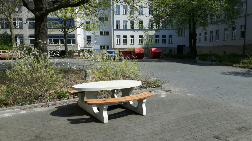 Naturel betonnen picknicktafel, ovaal met bamboe zittingen