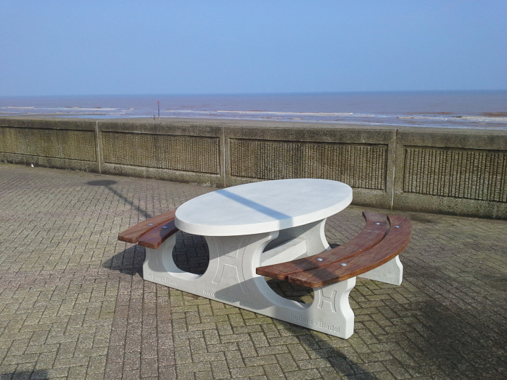 Betonnen picknickset aan zee