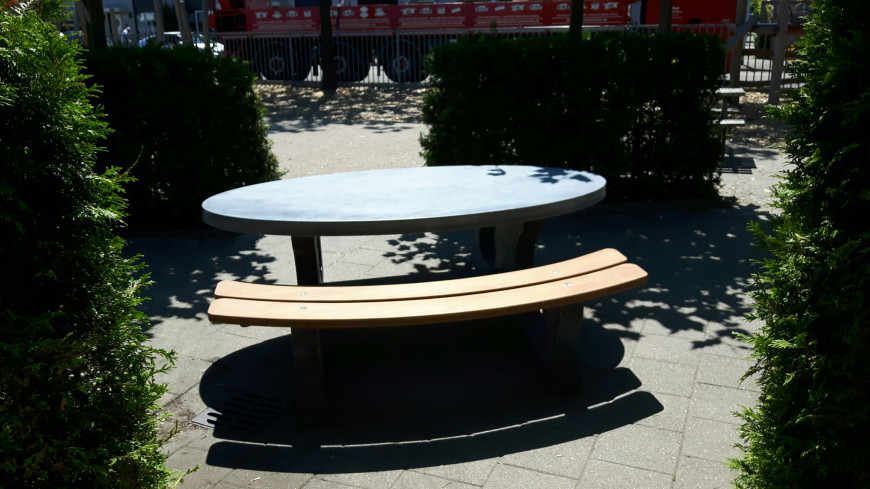 Picknicktafel, ovaal met bamboe planken in Antraciet-Beton