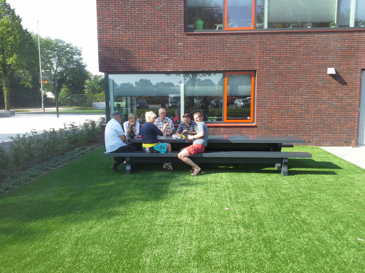 Betonnen picknicktafel voor grote groep