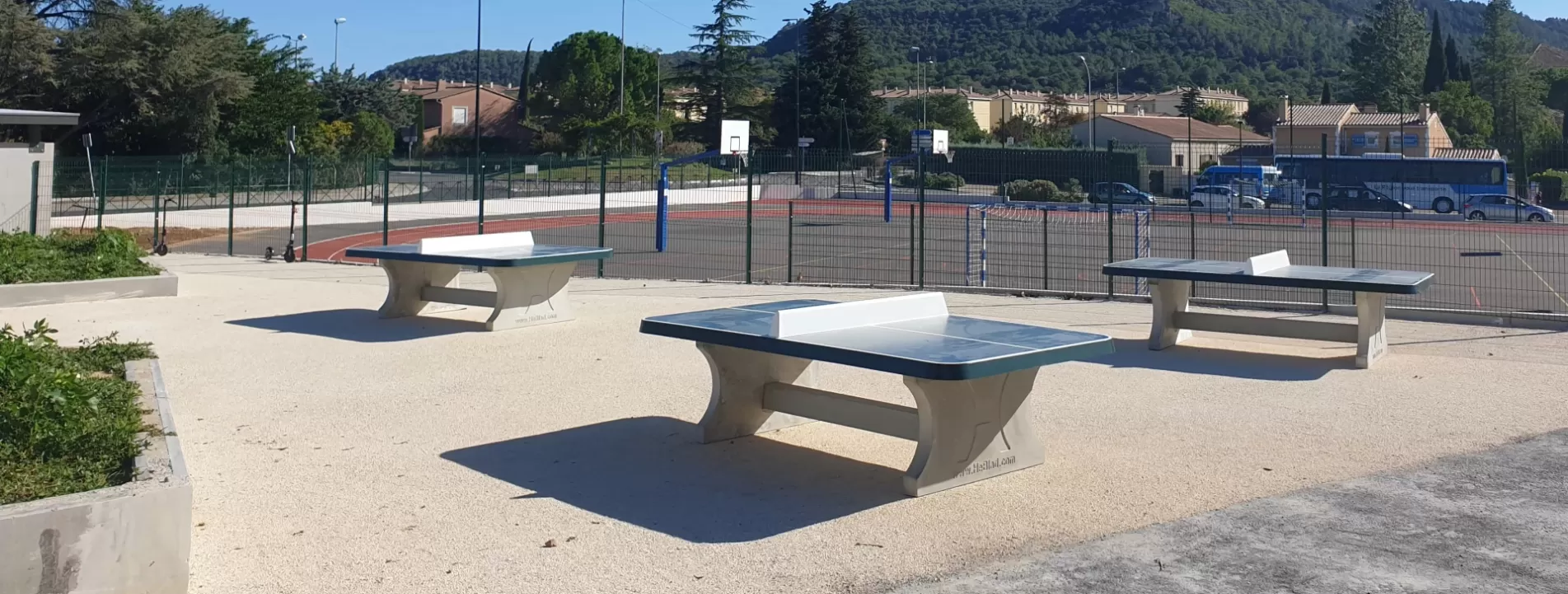 Groene afgeronde betonnen pingpongtafel hufterproof