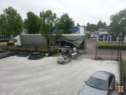 Laden van vrachtwagen, eerste transport tafeltennistafels richting Litouwen