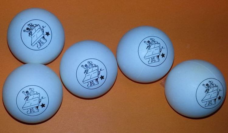 pingpongballetjes bij betonnen tafeltennistafel 