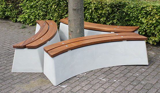 Betonnen bank rond boom met bamboo zitting voor openbare ruimte