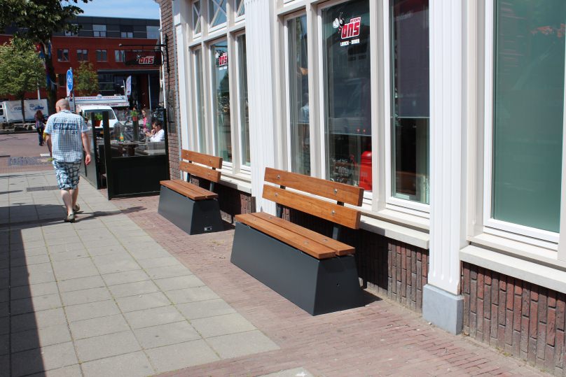 2 betonnen banken met leuning