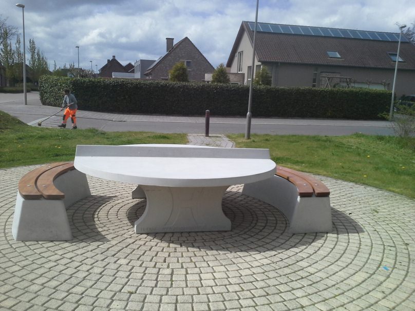banken en ronden pingpongtafel